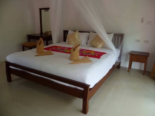 Imagen de la habitación del Hotel Pinky Bungalow Resort. Foto 16
