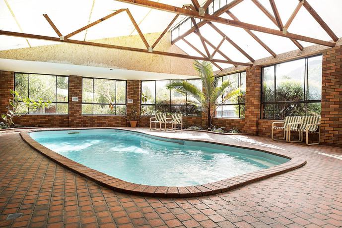 Imagen de la piscina del Hotel Pinnacle Holiday Lodge. Foto 19