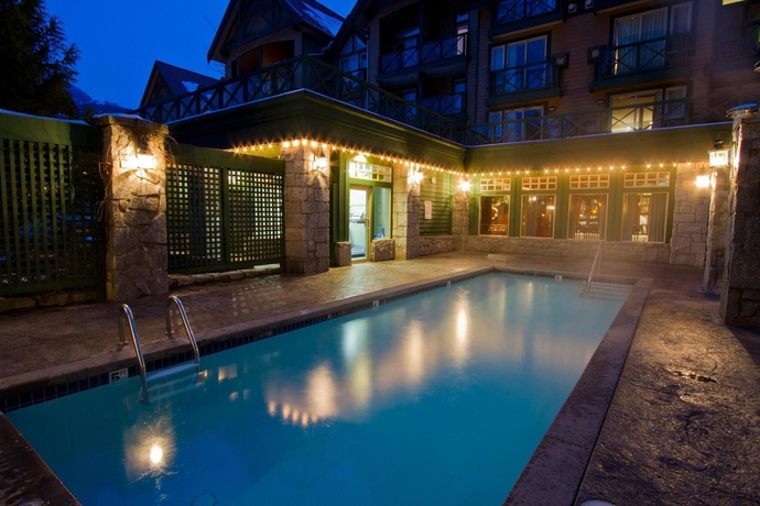 Imagen de la piscina del Hotel Pinnacle Whistler Village. Foto 16