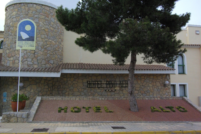 Imagen de los exteriores del Hotel Pino Alto. Foto 8