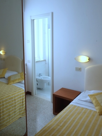 Imagen de la habitación del Hotel Pinocchio. Foto 11