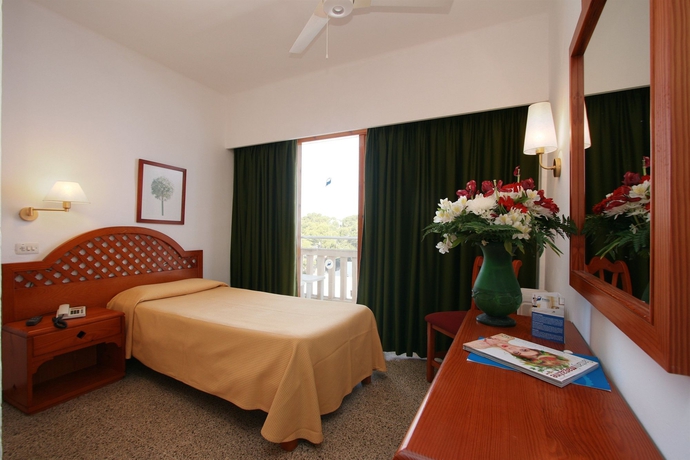 Imagen de la habitación del Hotel Pinos Playa, Cala Santanyi. Foto 4