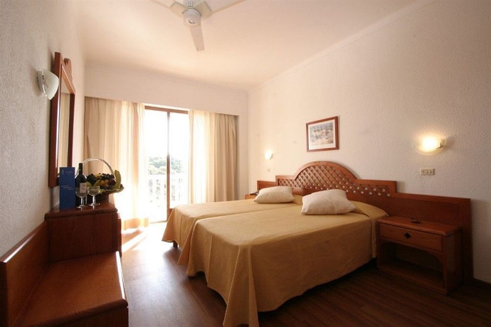 Imagen de la habitación del Hotel Pinos Playa, Cala Santanyi. Foto 5