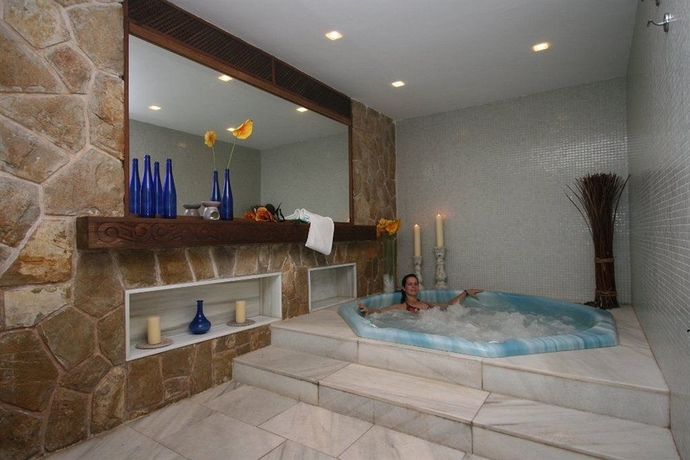 Imagen de la piscina del Hotel Pinos Playa, Cala Santanyi. Foto 15