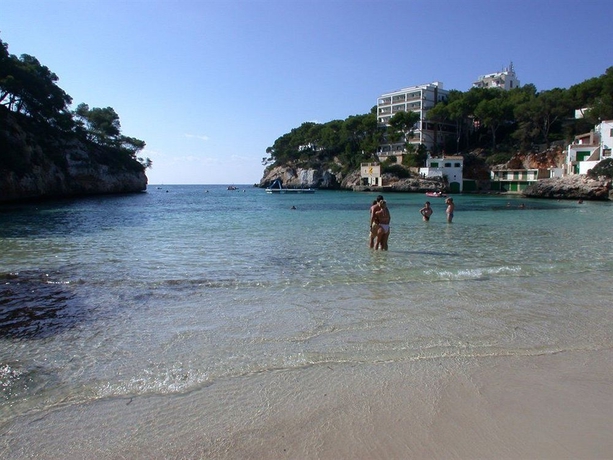 Imagen de los exteriores del Hotel Pinos Playa, Cala Santanyi. Foto 11