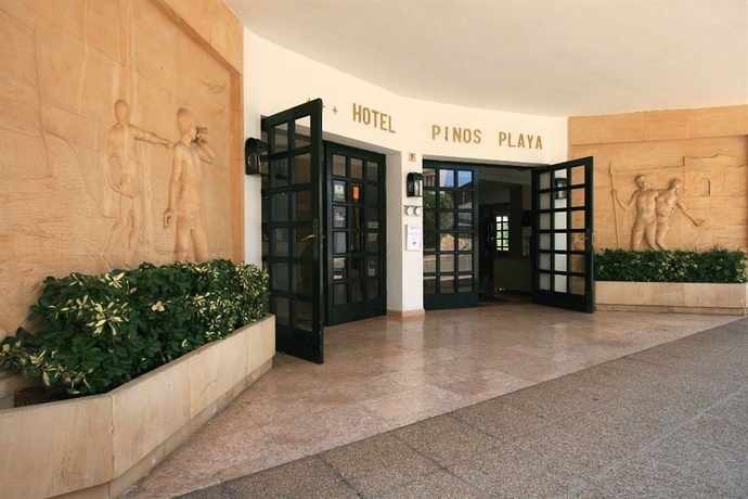 Imagen general del Hotel Pinos Playa, Cala Santanyi. Foto 2