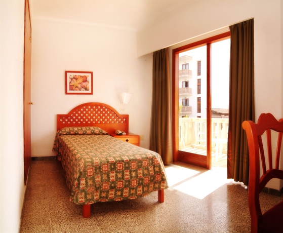 Imagen de la habitación del Hotel Pinos Playa, Cala Santanyi. Foto 8