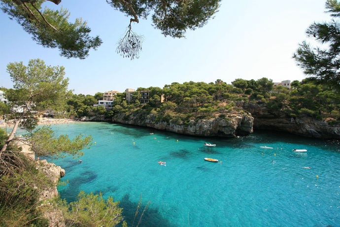 Imagen de los exteriores del Hotel Pinos Playa, Cala Santanyi. Foto 12