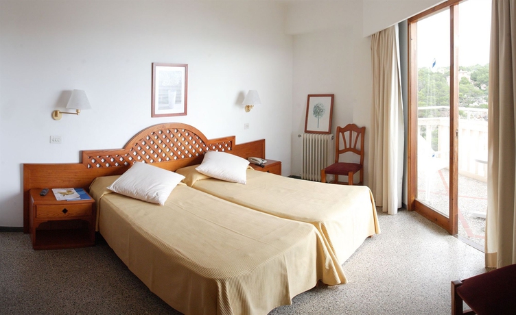 Imagen de la habitación del Hotel Pinos Playa, Cala Santanyi. Foto 9
