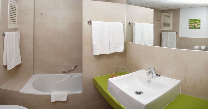 Imagen de la habitación del Hotel Pinos Playa, Cala Santanyi. Foto 10