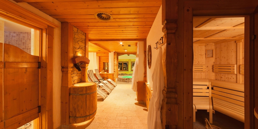 Imagen de la piscina del Hotel Pinzger. Foto 16