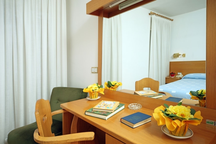 Imagen de la habitación del Hotel Pinzolo Dolomiti. Foto 8