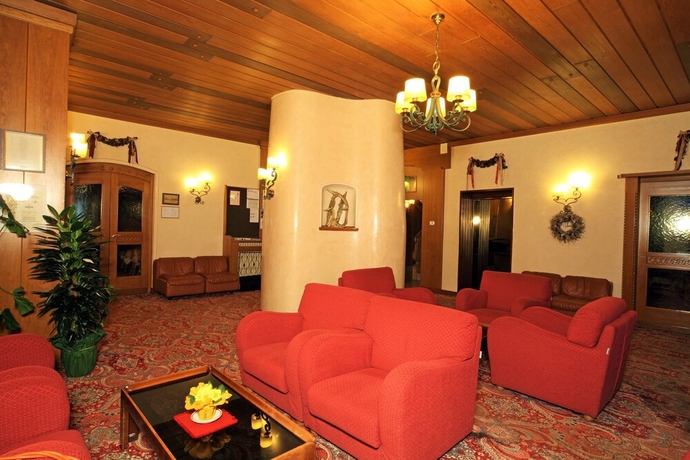 Imagen de los interiores del Hotel Pinzolo Dolomiti. Foto 18