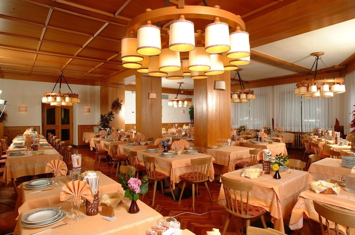 Imagen del bar/restaurante del Hotel Pinzolo Dolomiti. Foto 4