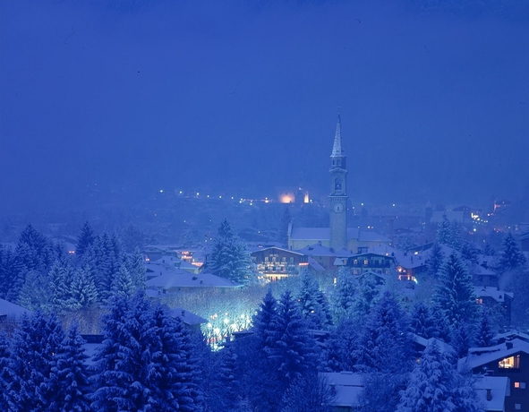 Imagen de los exteriores del Hotel Pinzolo Dolomiti. Foto 17