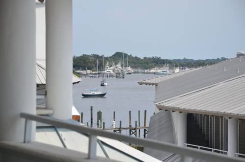 Imagen de la habitación del Hotel Pirate's Cove Resort and Marina. Foto 7