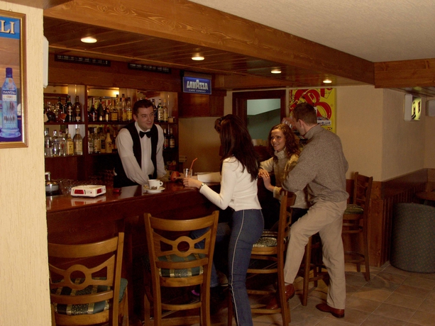 Imagen del bar/restaurante del Hotel Pirin. Foto 3