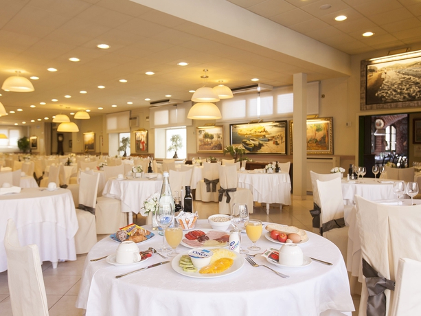 Imagen del bar/restaurante del Hotel Pirineo Figueres by Pierre and Vacances. Foto 5