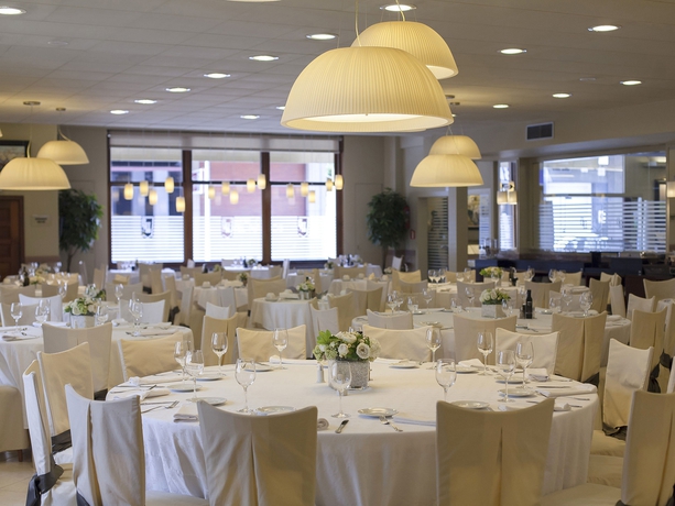 Imagen del bar/restaurante del Hotel Pirineo Figueres by Pierre and Vacances. Foto 6