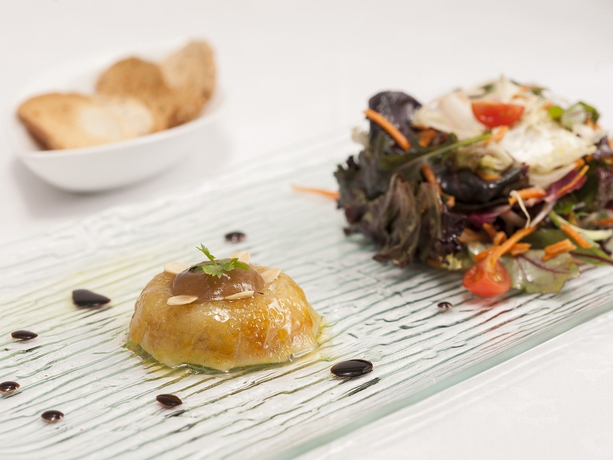 Imagen del bar/restaurante del Hotel Pirineo Figueres by Pierre and Vacances. Foto 7