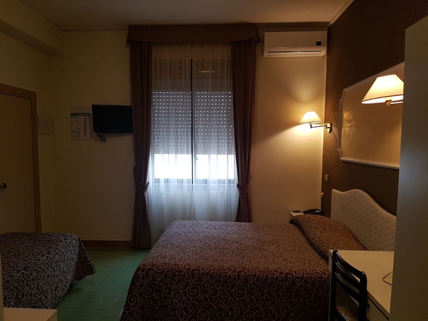 Imagen de la habitación del Hotel Pisani, Caserta. Foto 3