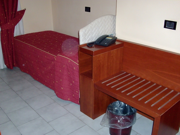Imagen de la habitación del Hotel Pisani, Caserta. Foto 15