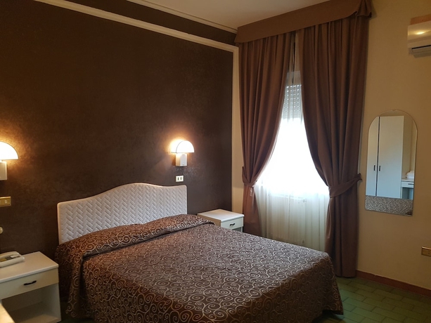 Imagen de la habitación del Hotel Pisani, Caserta. Foto 17