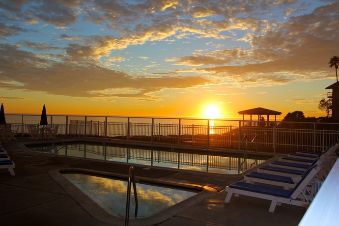 Imagen de la piscina del Hotel Pismo Lighthouse Suites. Foto 14