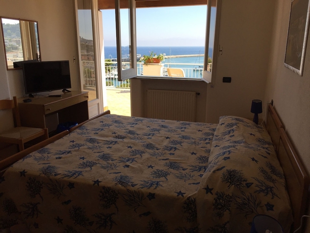 Imagen de la habitación del Hotel Pithaecusa. Foto 2