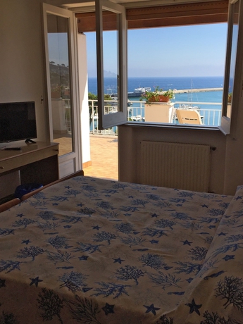 Imagen de la habitación del Hotel Pithaecusa. Foto 3