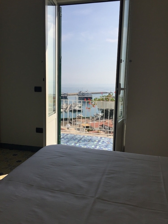 Imagen de la habitación del Hotel Pithaecusa. Foto 4
