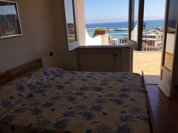 Imagen de la habitación del Hotel Pithaecusa. Foto 5