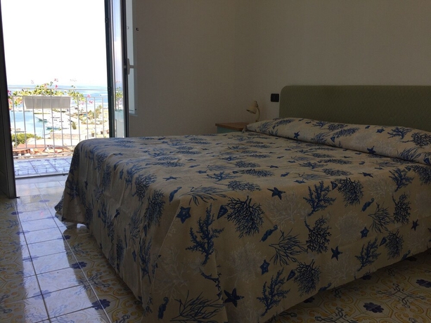 Imagen de la habitación del Hotel Pithaecusa. Foto 6
