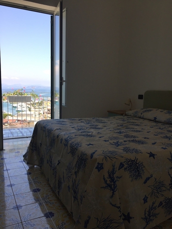 Imagen de la habitación del Hotel Pithaecusa. Foto 7