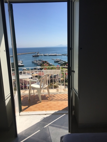 Imagen de la habitación del Hotel Pithaecusa. Foto 10