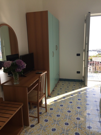 Imagen de la habitación del Hotel Pithaecusa. Foto 12