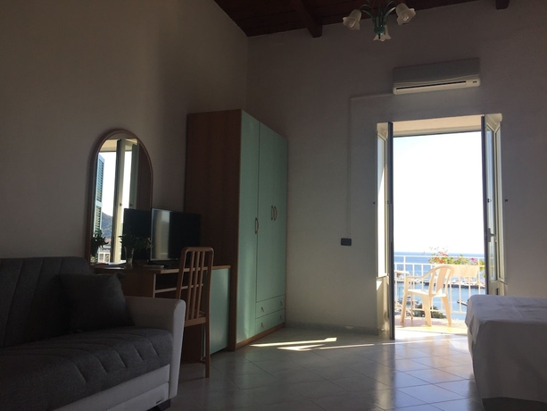 Imagen de la habitación del Hotel Pithaecusa. Foto 13