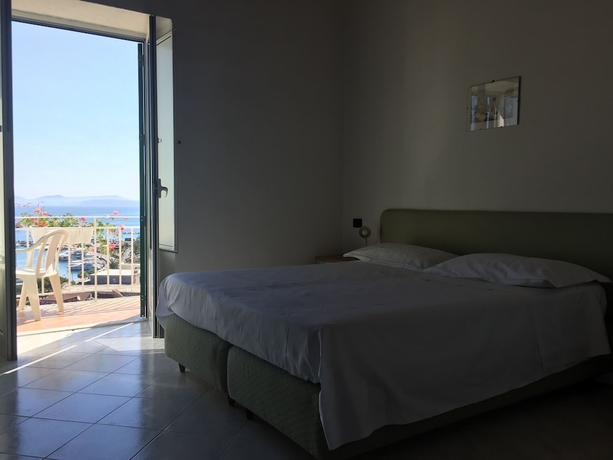 Imagen de la habitación del Hotel Pithaecusa. Foto 14