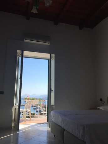 Imagen de la habitación del Hotel Pithaecusa. Foto 15