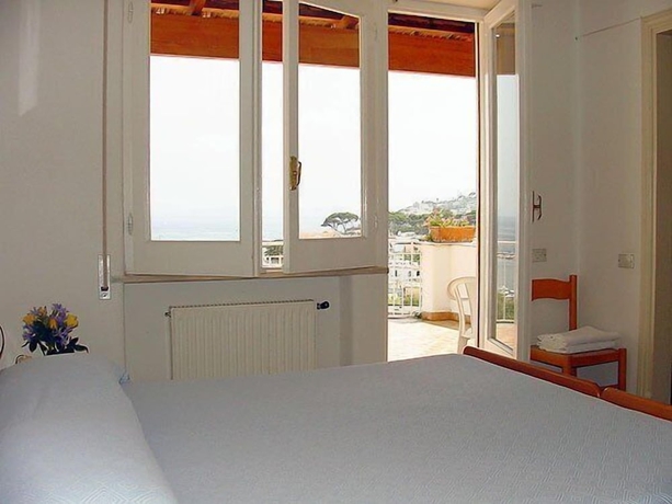 Imagen de la habitación del Hotel Pithaecusa. Foto 16
