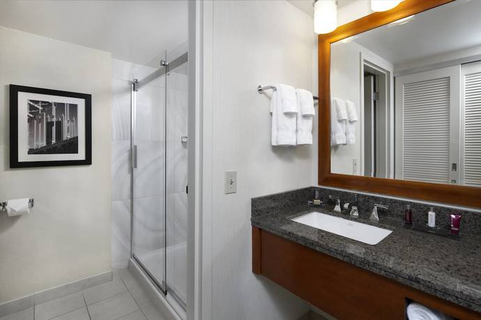 Imagen de la habitación del Hotel Pittsburgh Airport Marriott. Foto 8