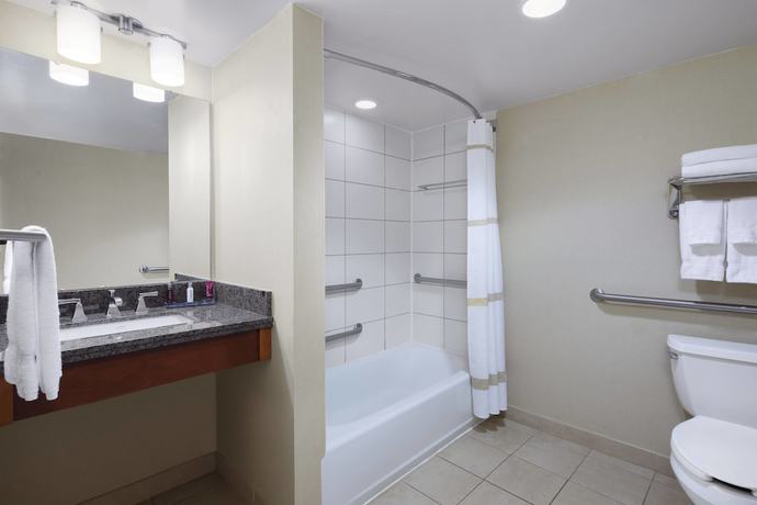 Imagen de la habitación del Hotel Pittsburgh Airport Marriott. Foto 13