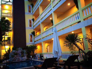 Imagen de la piscina del Hotel Pius Place. Foto 13