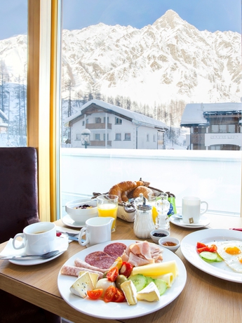 Imagen del bar/restaurante del Hotel Piz Ot. Foto 5