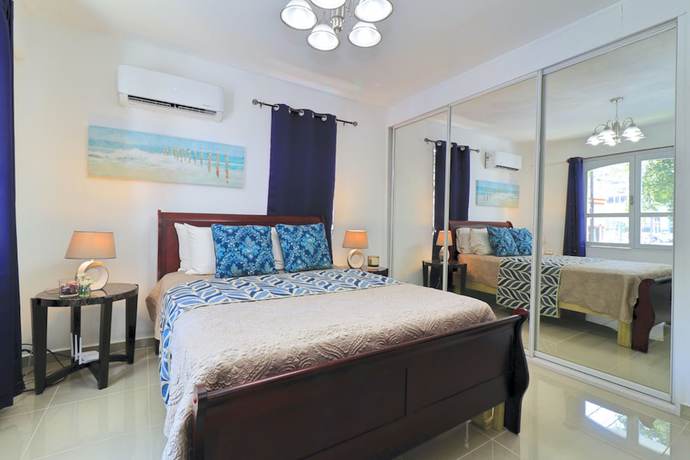 Imagen de la habitación del Hotel Placid Suites. Foto 7