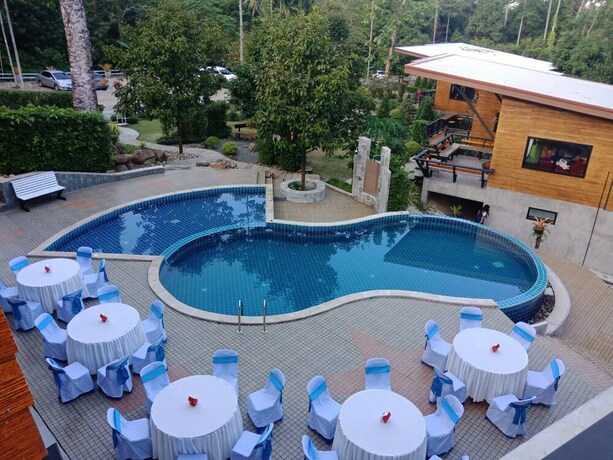 Imagen de la piscina del Hotel Plainam Resort. Foto 15