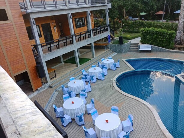 Imagen de la piscina del Hotel Plainam Resort. Foto 16