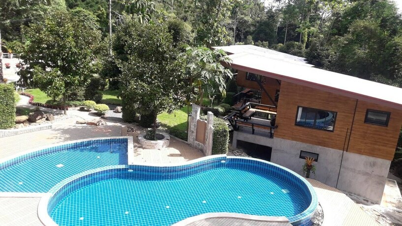 Imagen de la piscina del Hotel Plainam Resort. Foto 19