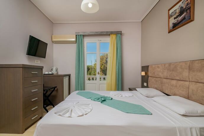 Imagen de la habitación del Hotel Plaka Beach Resort. Foto 11