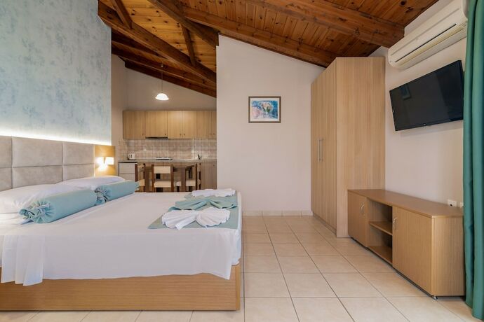 Imagen de la habitación del Hotel Plaka Beach Resort. Foto 13